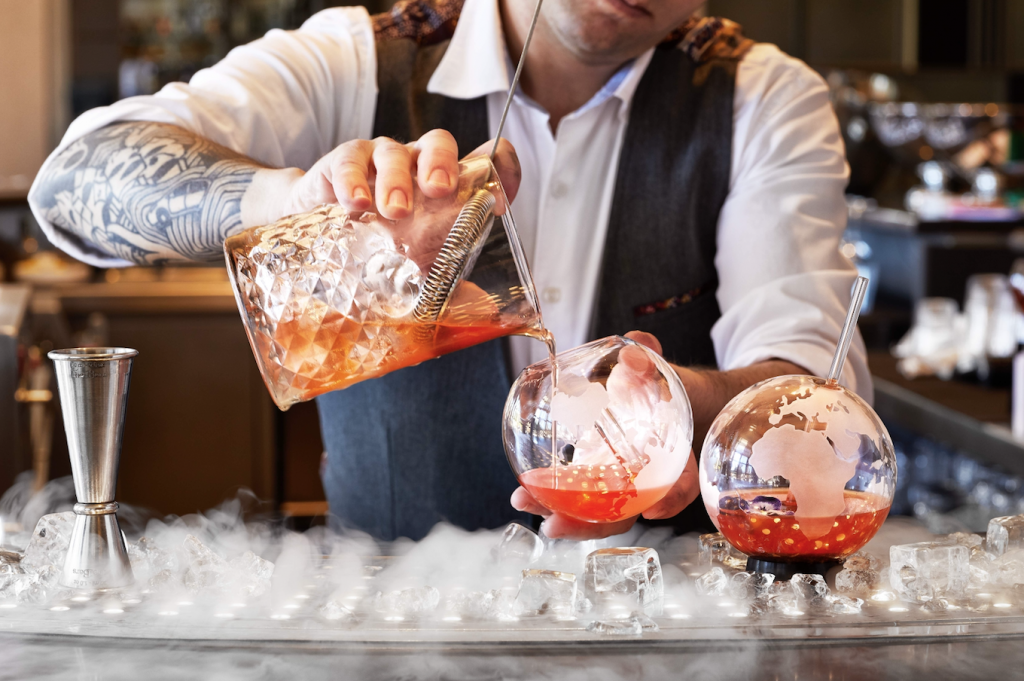 бармен смешивает напитки
