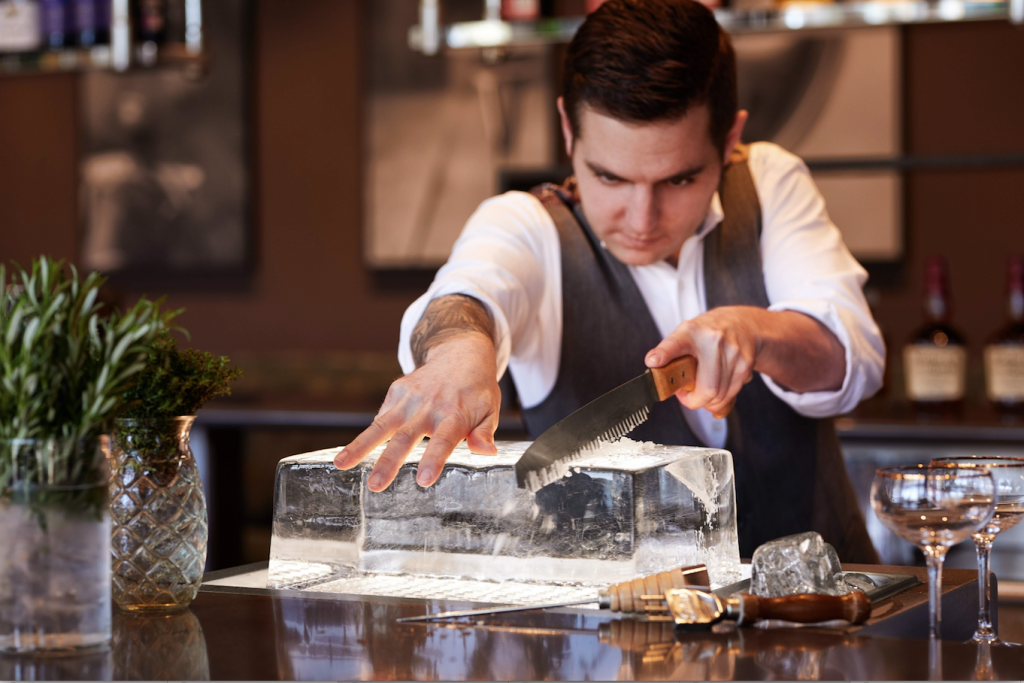 бармен смешивает напитки