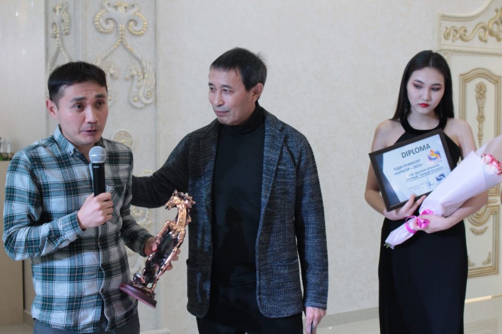 Адильхан Ержанов получает приз