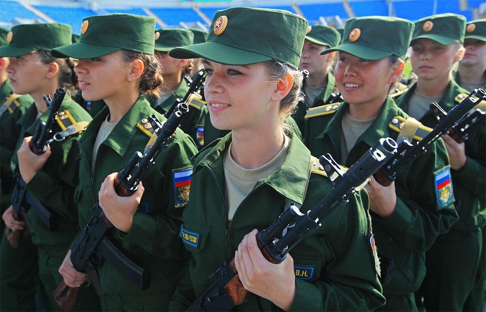 Женщины-военослужащие