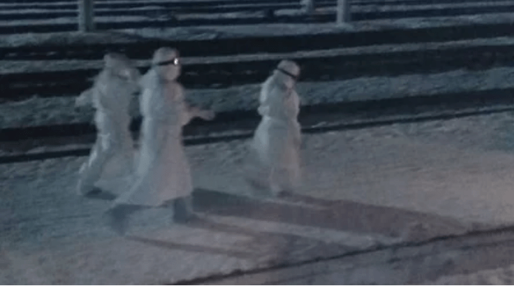 врачи в спецкостюмах коронавирус