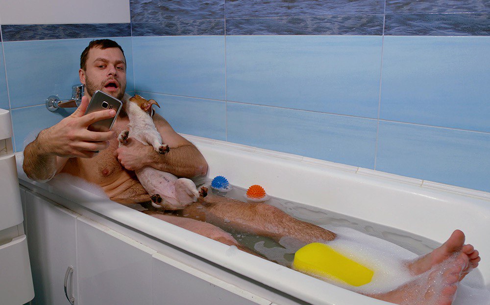 мужик в ванной делает селфи