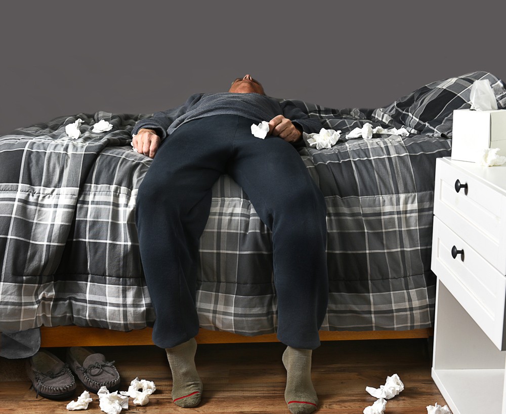 мужчина лежит на диване в соплях