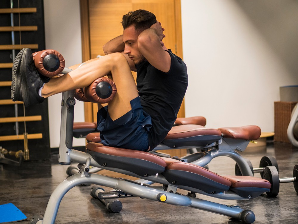 мужчина занимается спортом