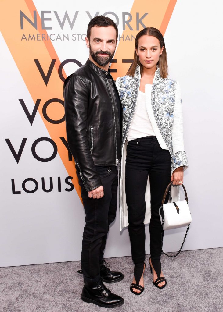 открытие выставки винтажных чемоданов Louis Vuitton