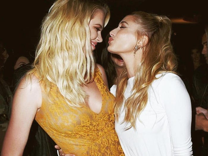 Порнодағы алып кеуделері бар 50 жастан асқан әйелдер