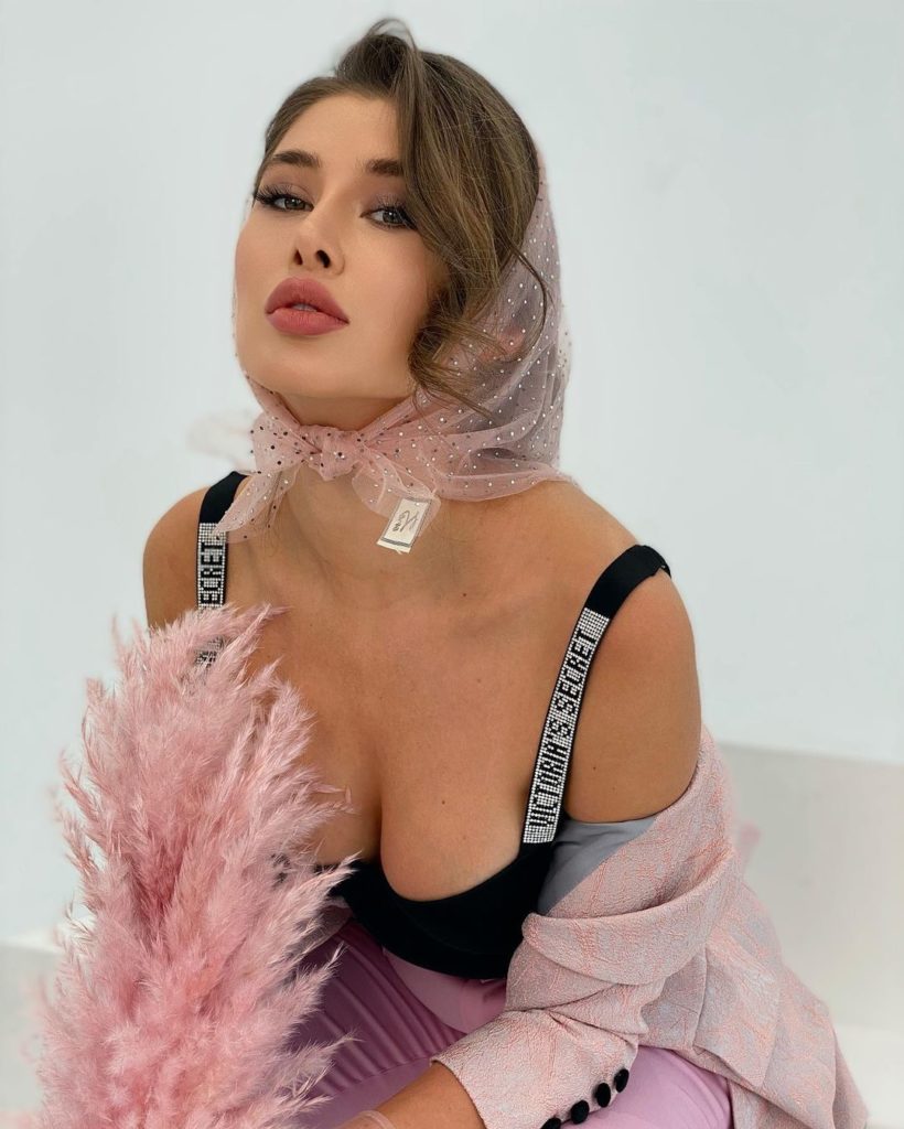 Жіңішке, қисық жетілген әйелдер порносын онлайн көру