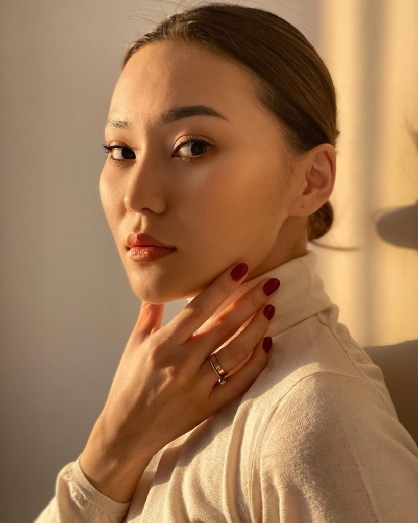 Жігіттердің қыздарды жұлқылап, қағып жатқан суреттері