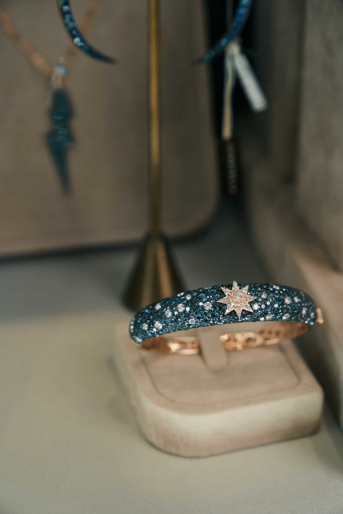 Сирек кездесетін желідегі свингер бейнесі