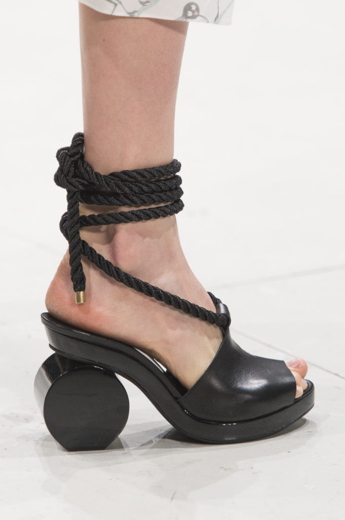 Ugly shoes: как "уродливые туфли" стали такими привлекательными для дизайнеров?