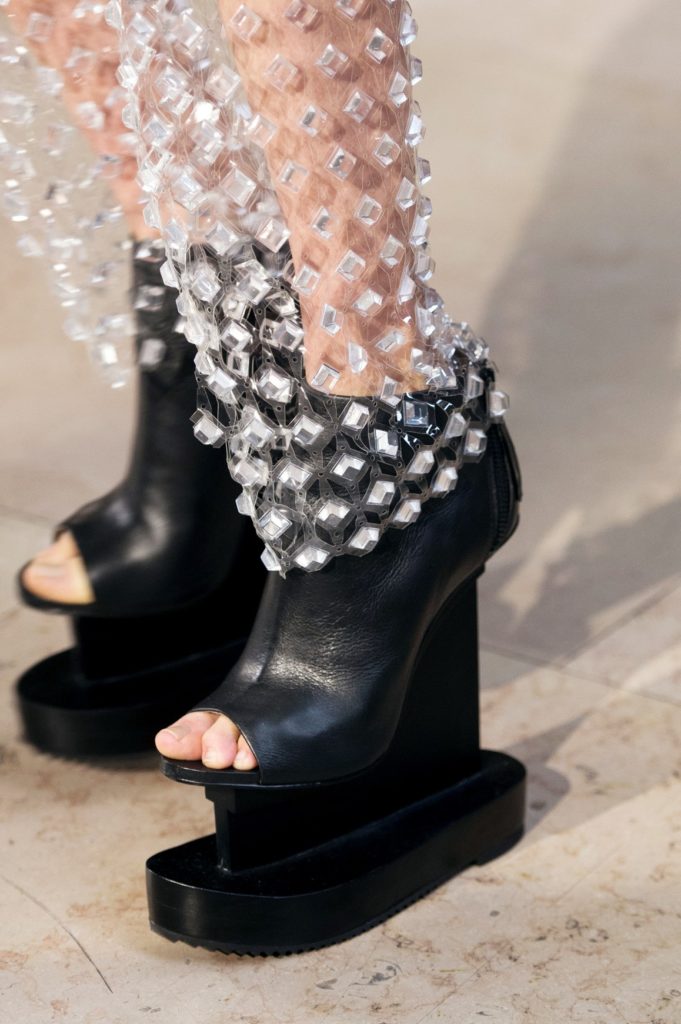 Ugly shoes: как "уродливые туфли" стали такими привлекательными для дизайнеров?