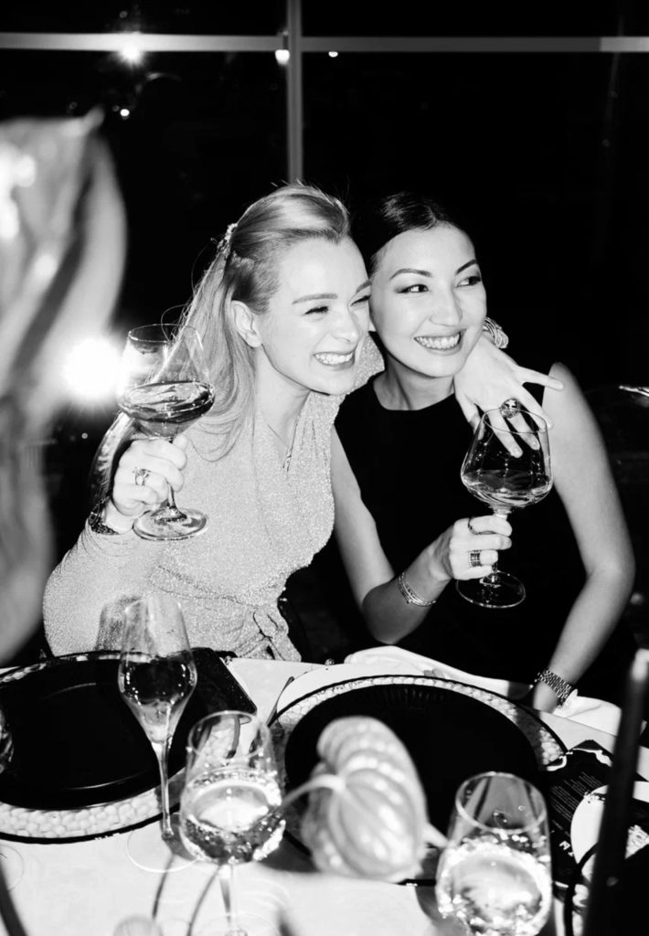 Тізерлеп тұрған кездегі порнофотосуреттер