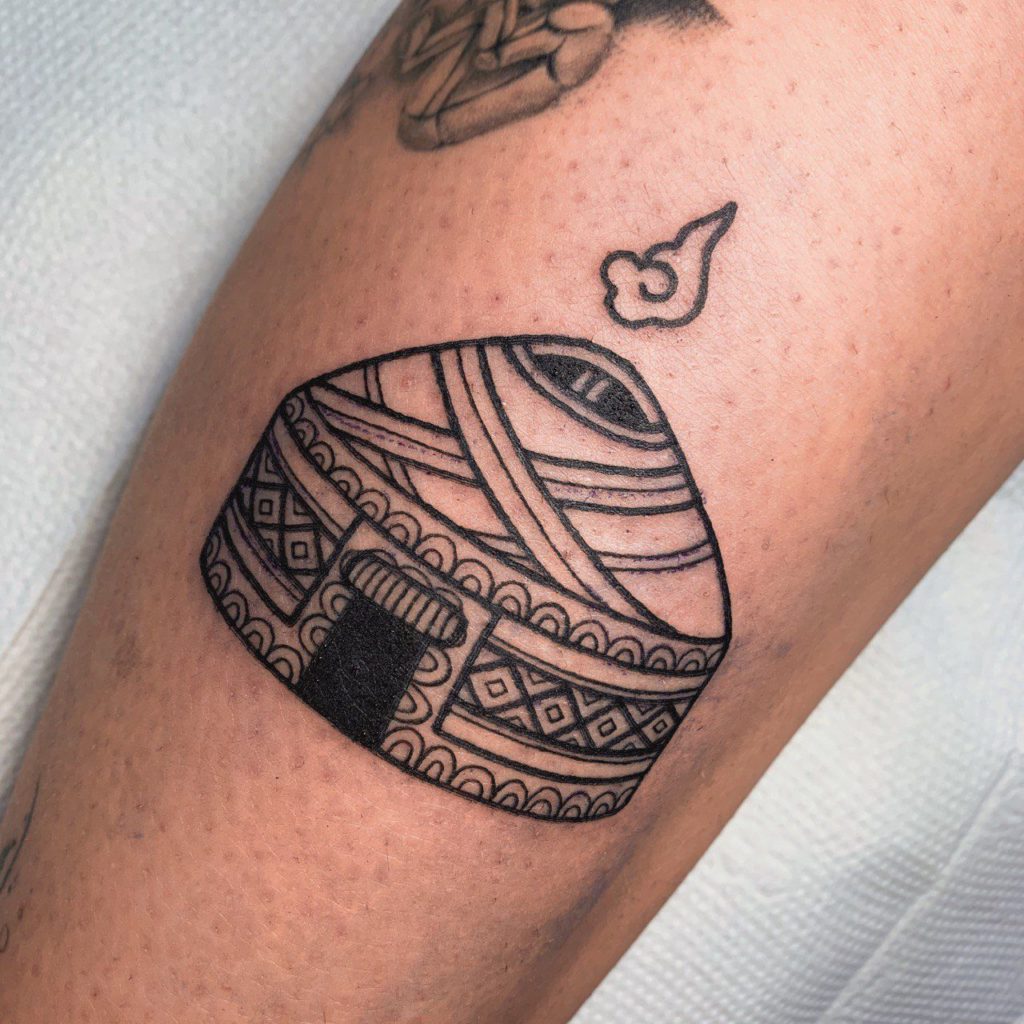 Әйелдердің жас жігіттермен жыныстық қатынасқа түсуі бейнеленген ресейлік порно фильмді қараңыз.