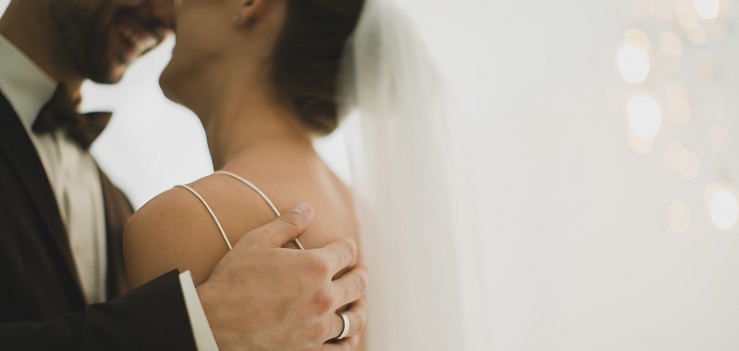 Порно қарап отырып, оның тәтті саңылауларын саусақпен