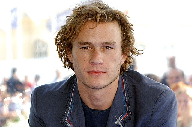 Мен әдемі дос қызымның есегіне үнсіз келдім