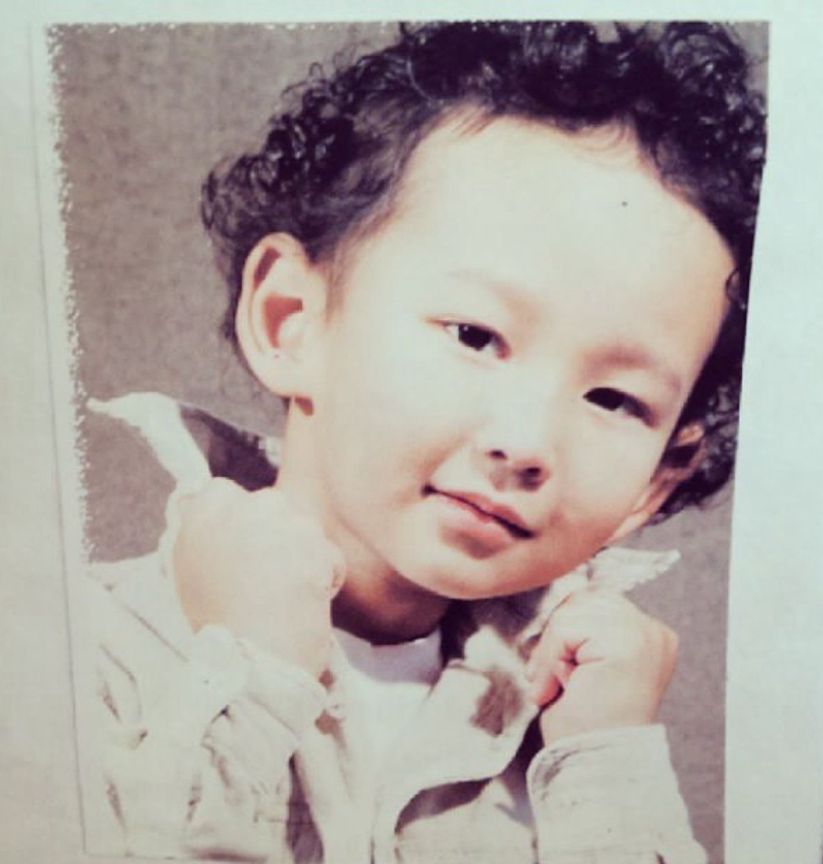 Ол юбкасын көтеріп, жұлқылайды.