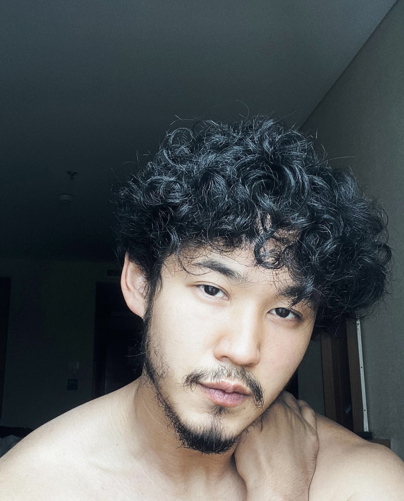 Веб-камерада оның жалаңаш етін шайқау