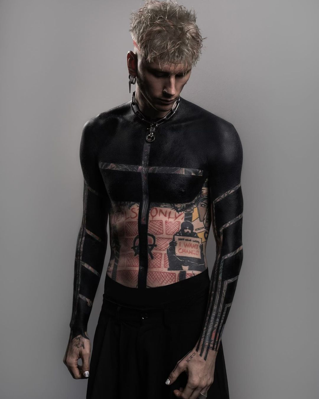 Черный как смола: Machine Gun Kelly представил новый образ
