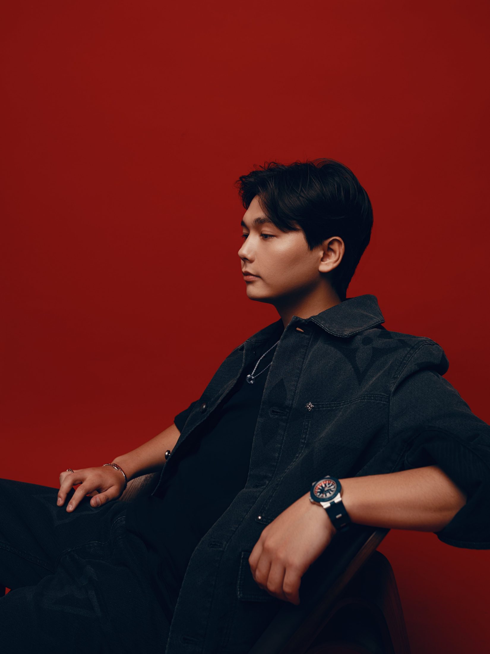 Әйелдің кискасына қолын салып, өзіне зәр шығарып жатқан ер адамның суреті Молдавиялық секс порно