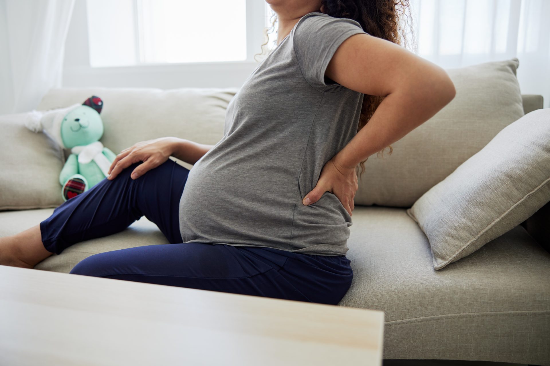 Әйелі көршісінің мысығын жалайды